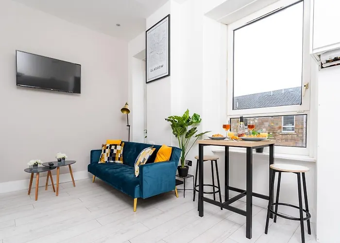 Cheerful 2 Bedroom Homely Apartment, Sleeps 6 Guest Comfy, 3X Double Bed, Parking, Free Wifi, Suitable For Business, Leisure Guest,Glasgow, Glasgow West End, Near City Centre