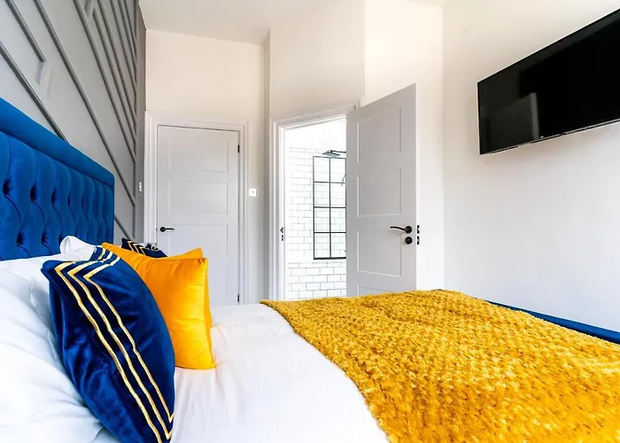 Cheerful 2 Bedroom Homely Apartment, Sleeps 6 Guest Comfy, 3X Double Bed, Parking, Free Wifi, Suitable For Business, Leisure Guest,Glasgow, Glasgow West End, Near City Centre