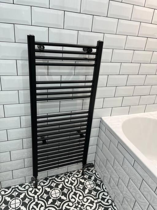Apartamento Cheerful 2 Bedroom Homely Apartment, Sleeps 6 Guest Comfy, 3x Double Bed, Parking, Free Wifi, Suitable For Business, Leisure Guest,glasgow, West End, Near Centre *