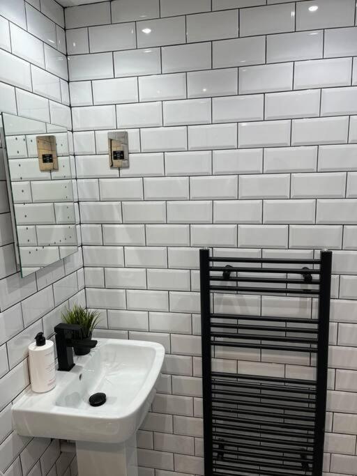 Cheerful 2 Bedroom Homely Apartment, Sleeps 6 Guest Comfy, 3x Double Bed, Parking, Free Wifi, Suitable For Business, Leisure Guest,glasgow, West End, Near Centre * Glasgow