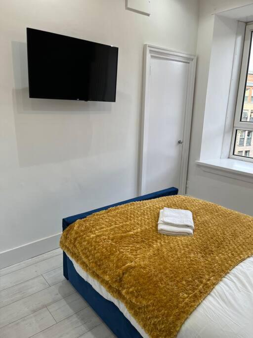 Cheerful 2 Bedroom Homely Apartment, Sleeps 6 Guest Comfy, 3x Double Bed, Parking, Free Wifi, Suitable For Business, Leisure Guest,glasgow, West End, Near Centre Glasgow