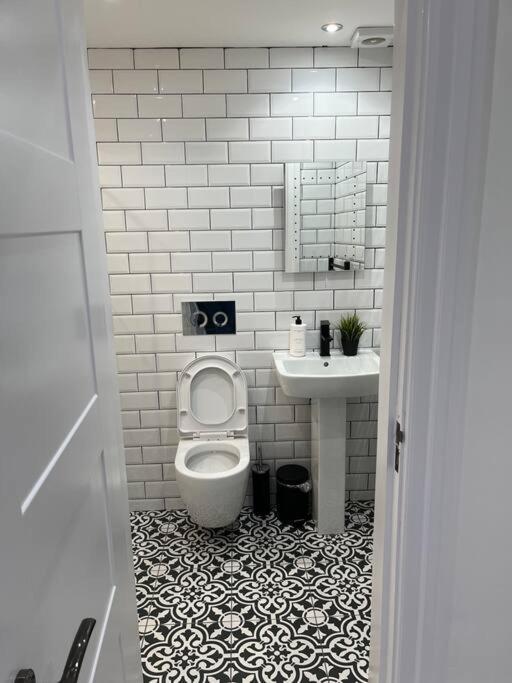 Apartamento Cheerful 2 Bedroom Homely Apartment, Sleeps 6 Guest Comfy, 3x Double Bed, Parking, Free Wifi, Suitable For Business, Leisure Guest,glasgow, West End, Near Centre