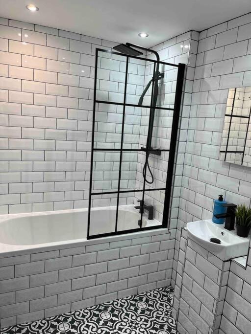 Apartamento Cheerful 2 Bedroom Homely Apartment, Sleeps 6 Guest Comfy, 3x Double Bed, Parking, Free Wifi, Suitable For Business, Leisure Guest,glasgow, West End, Near Centre *