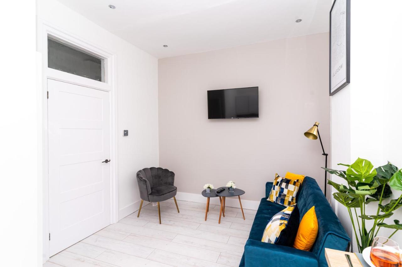 Cheerful 2 Bedroom Homely Apartment, Sleeps 6 Guest Comfy, 3x Double Bed, Parking, Free Wifi, Suitable For Business, Leisure Guest,glasgow, West End, Near Centre * Glasgow