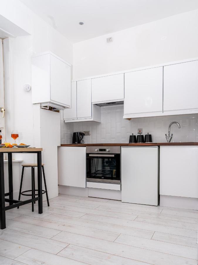 Cheerful 2 Bedroom Homely Apartment, Sleeps 6 Guest Comfy, 3x Double Bed, Parking, Free Wifi, Suitable For Business, Leisure Guest,glasgow, West End, Near Centre *