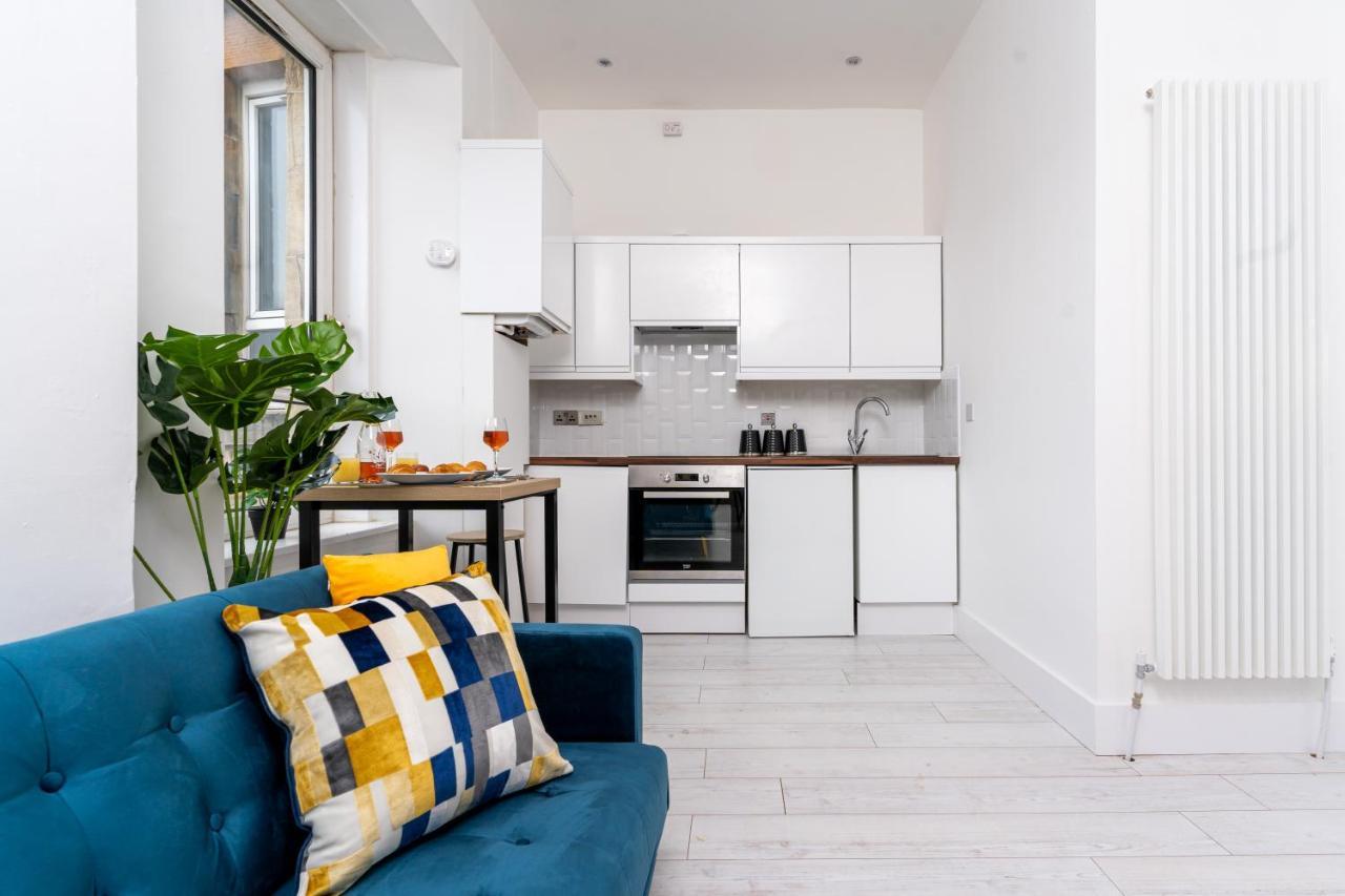 Cheerful 2 Bedroom Homely Apartment, Sleeps 6 Guest Comfy, 3x Double Bed, Parking, Free Wifi, Suitable For Business, Leisure Guest,glasgow, West End, Near Centre Glasgow