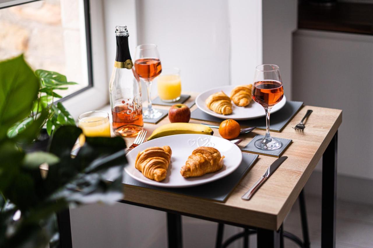 Cheerful 2 Bedroom Homely Apartment, Sleeps 6 Guest Comfy, 3x Double Bed, Parking, Free Wifi, Suitable For Business, Leisure Guest,glasgow, West End, Near Centre Glasgow